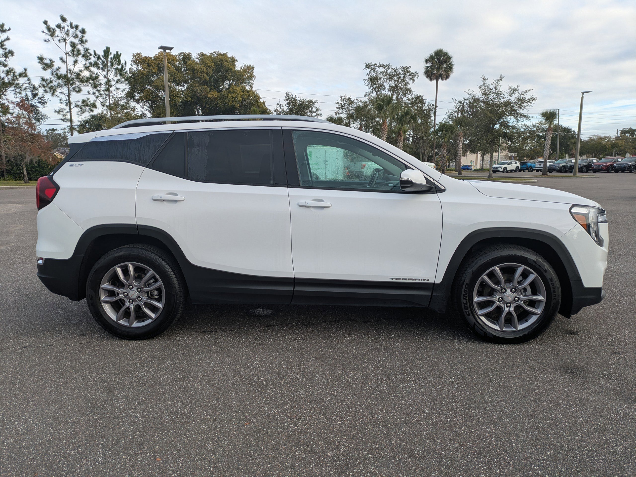 Used 2023 GMC Terrain SLT image 3