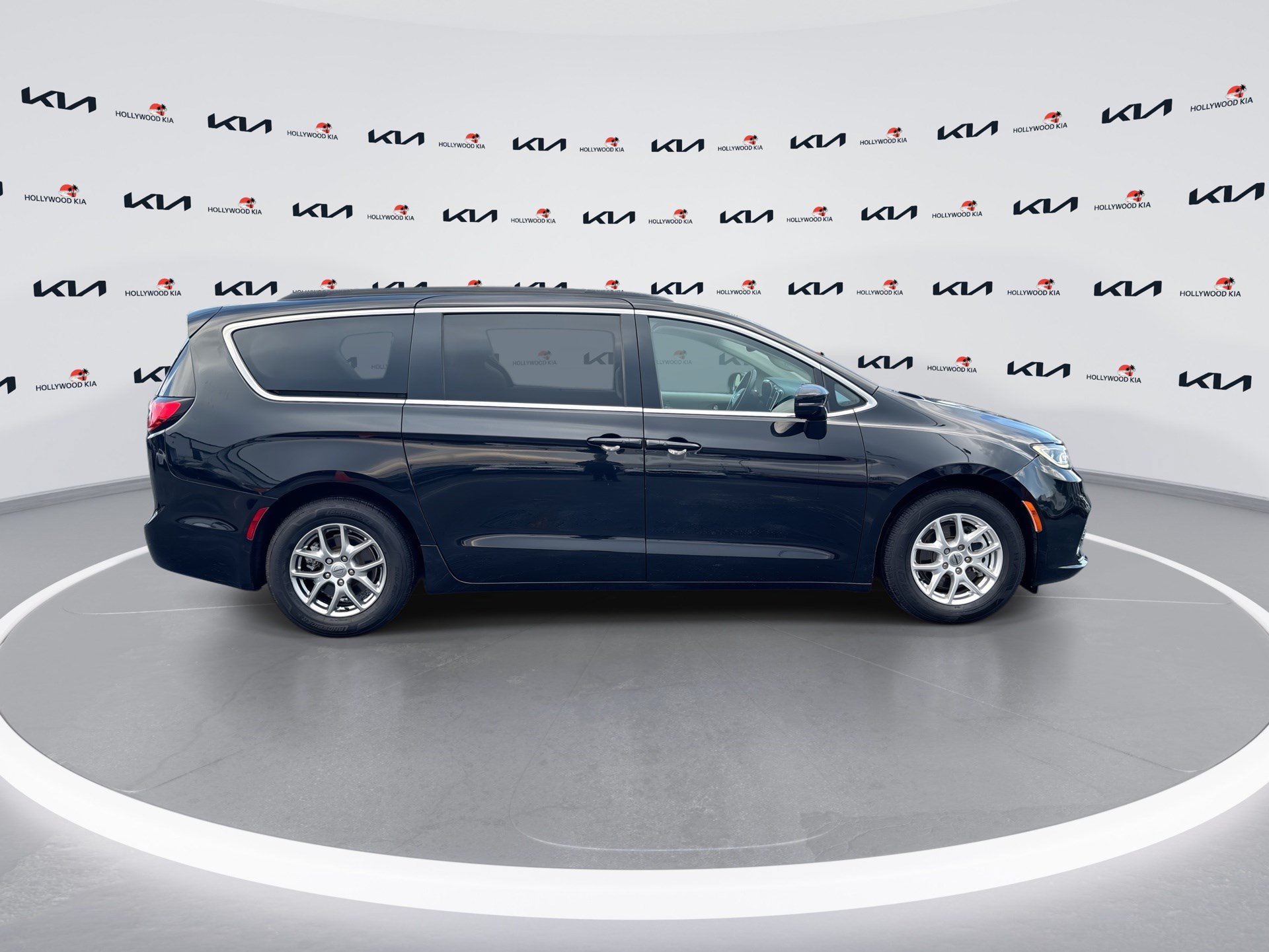 Used 2021 Chrysler Pacifica Touring FWD image 9