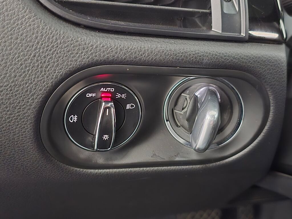 Certified 2024 Porsche Macan image 33