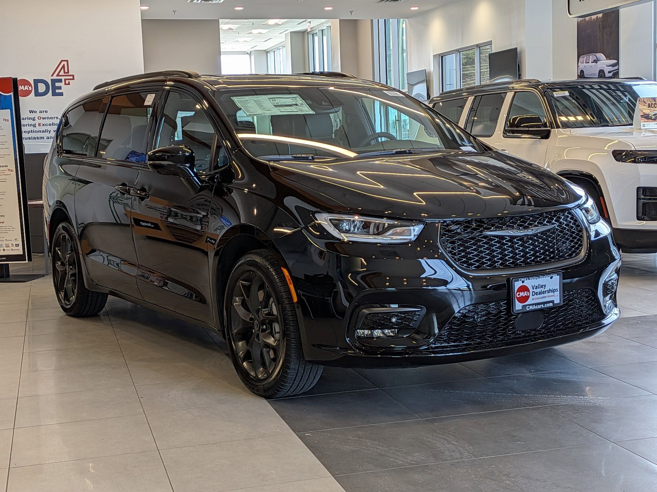 New 2026 Chrysler Pacifica Limited w/ Uconnect Theater Family Group image 3