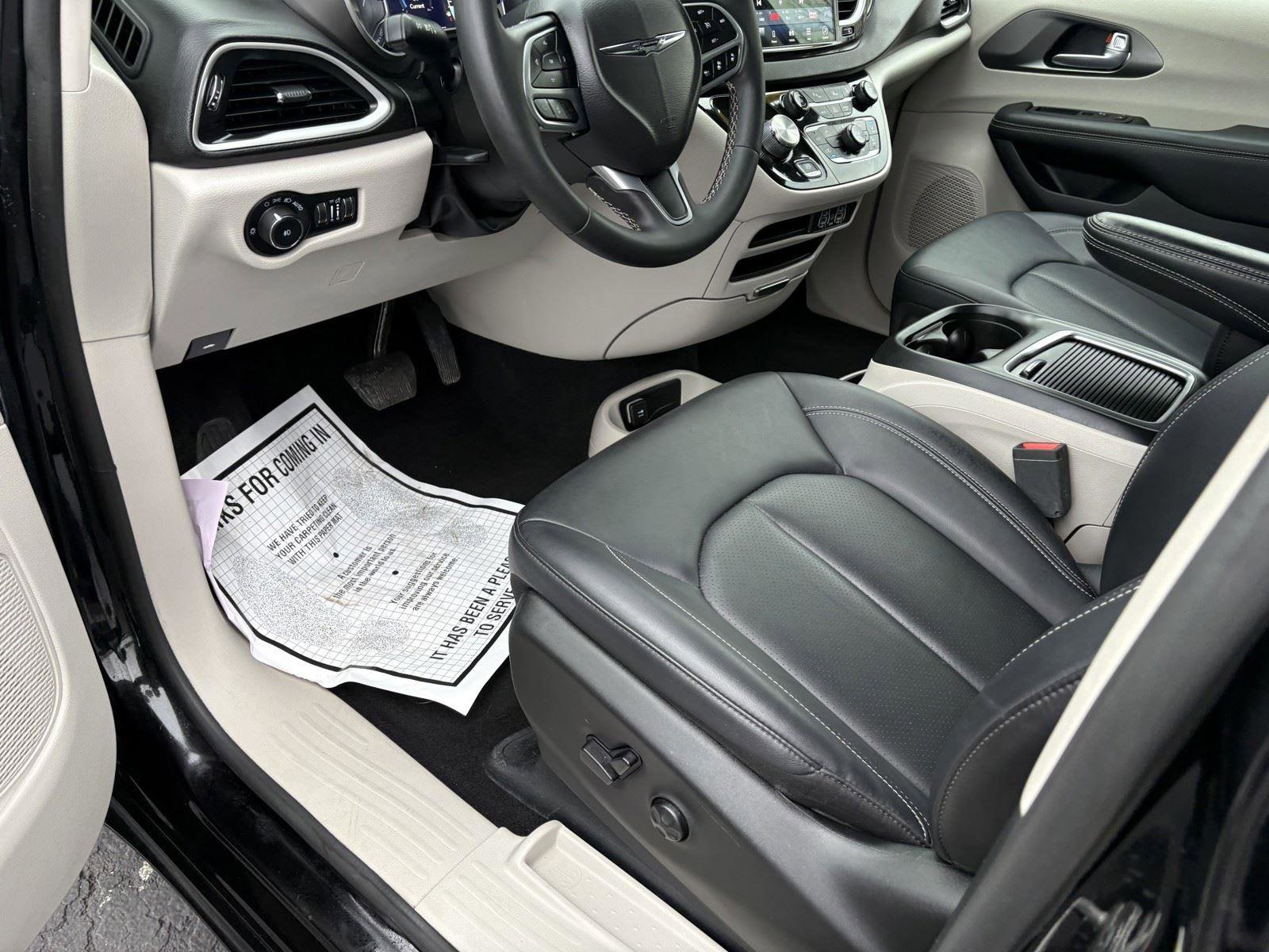 Used 2024 Chrysler Pacifica Touring-L image 15