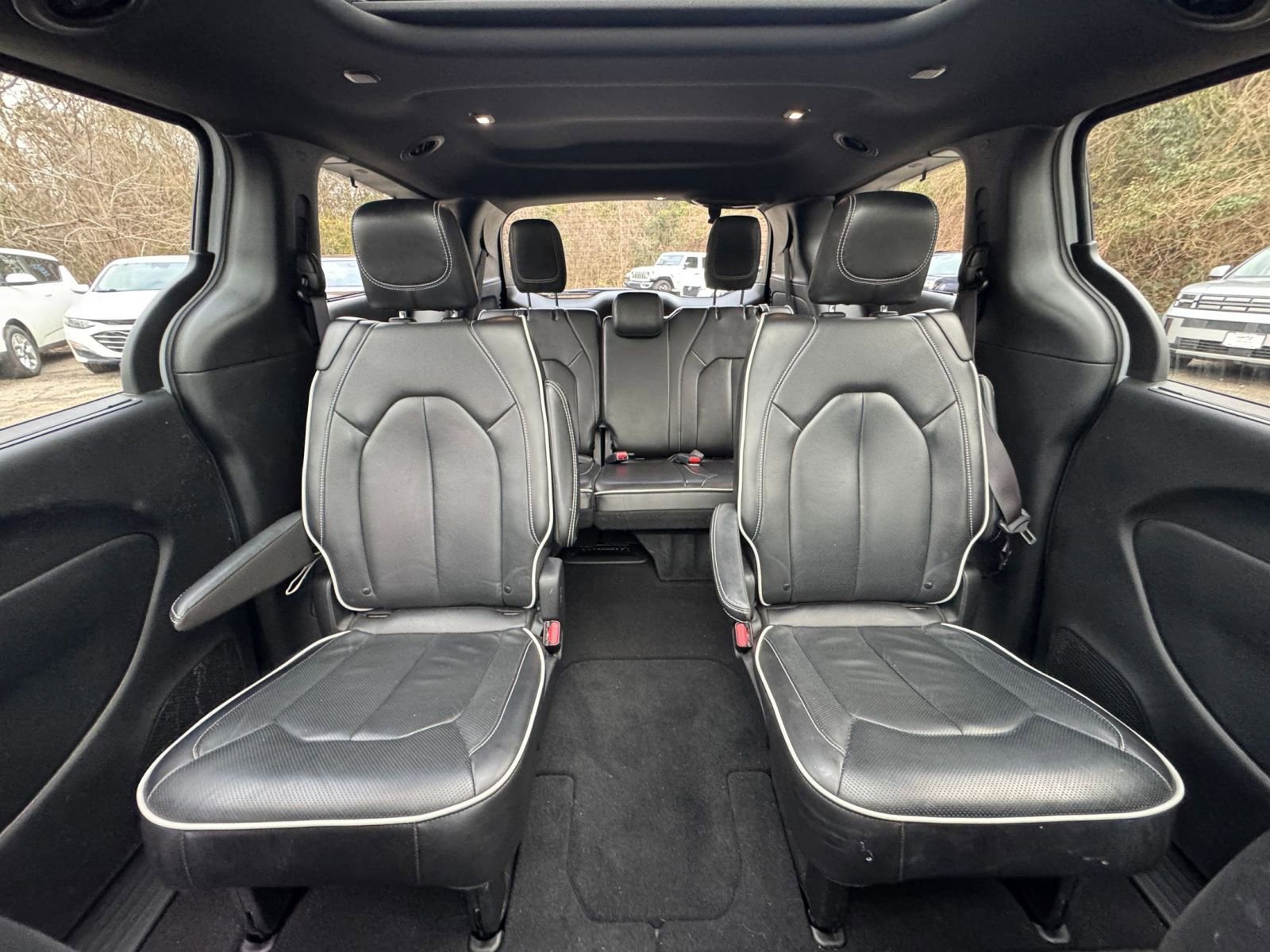 Used 2025 Chrysler Pacifica Limited image 37