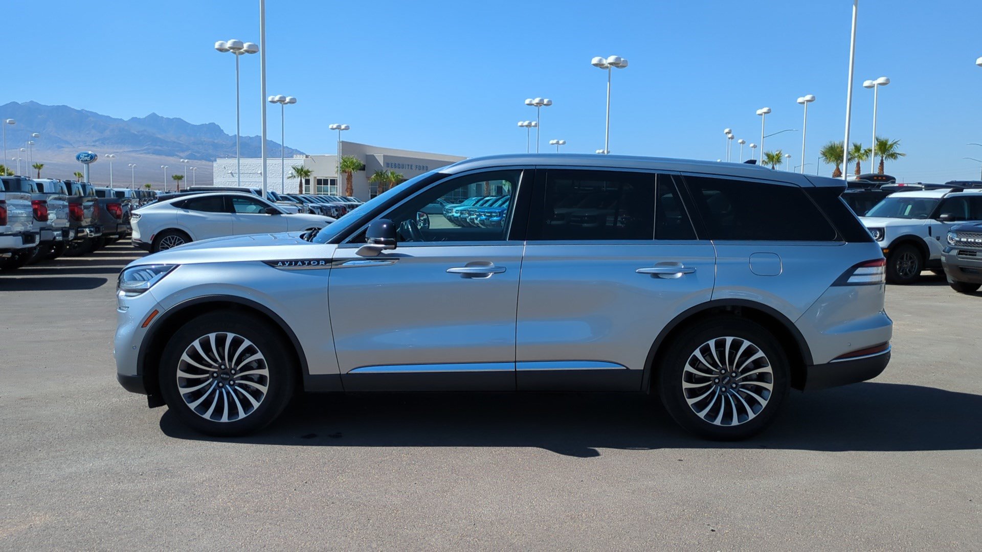 Used 2023 Lincoln Aviator Reserve w/ Equipment Group 201A RWD image 6