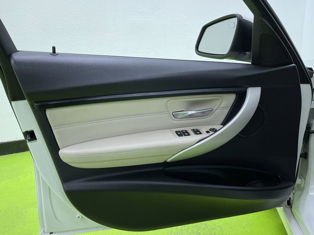 Used 2017 BMW 320i xDrive Sedan image 16