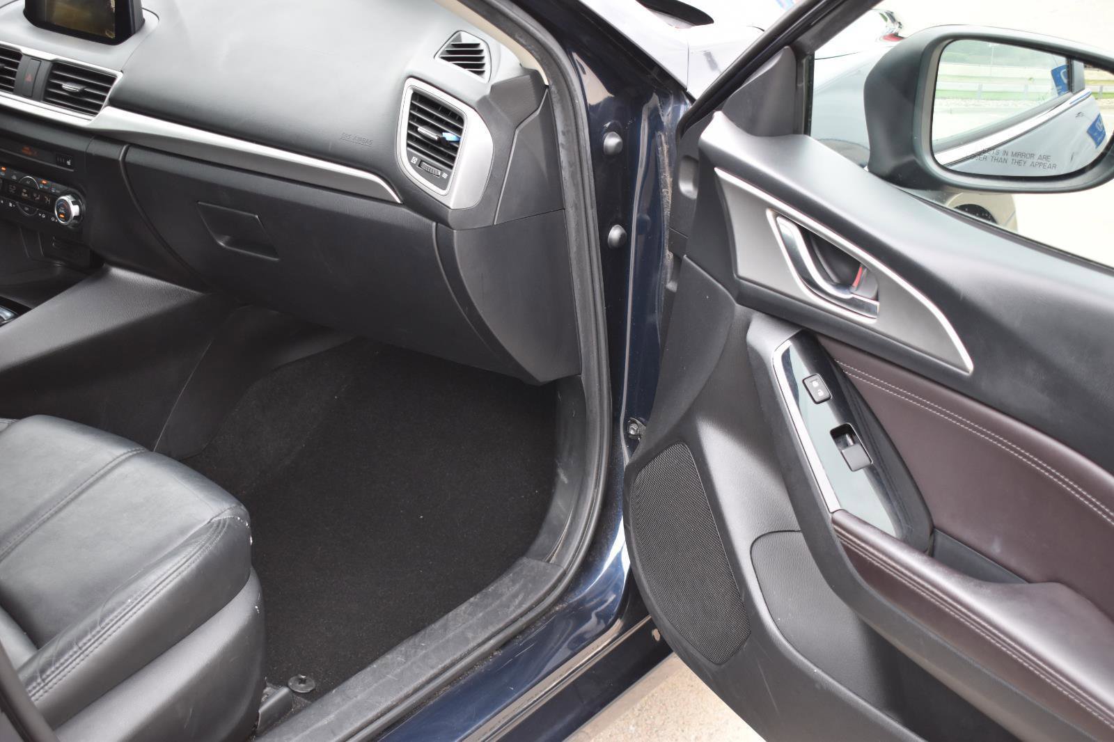 Used 2018 MAZDA MAZDA3 Touring FWD image 16
