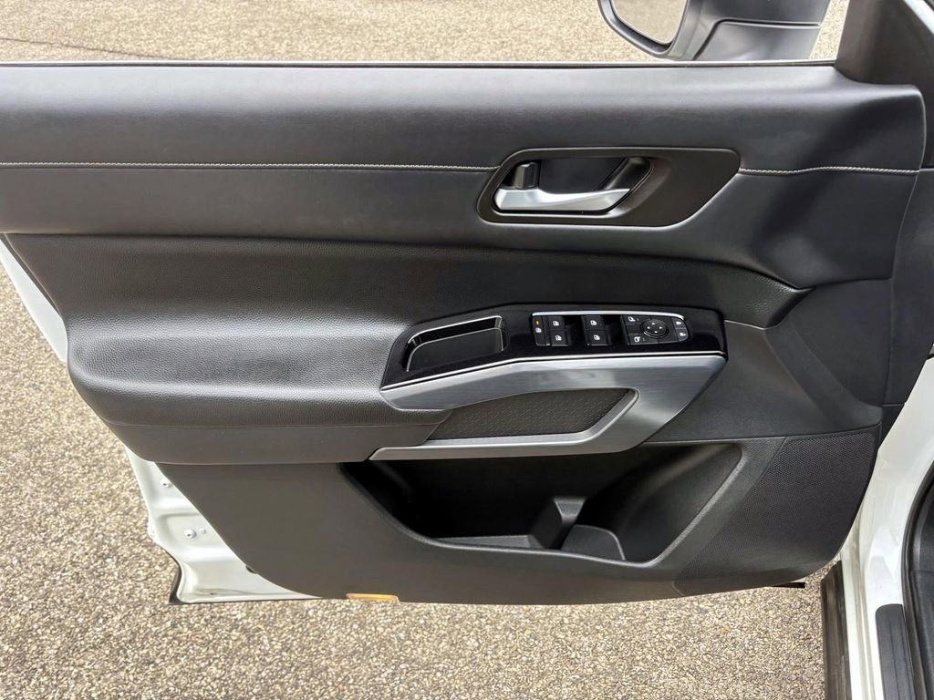 Used 2022 Nissan Pathfinder SL image 11