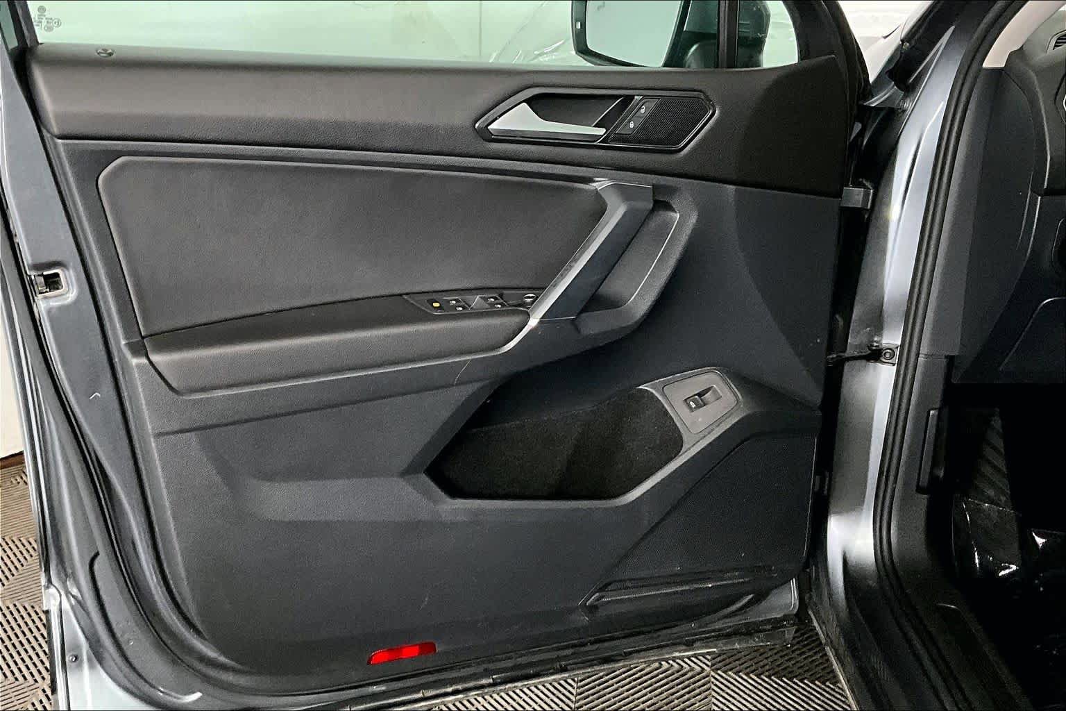 Used 2018 Volkswagen Tiguan SEL AWD/4WD image 22