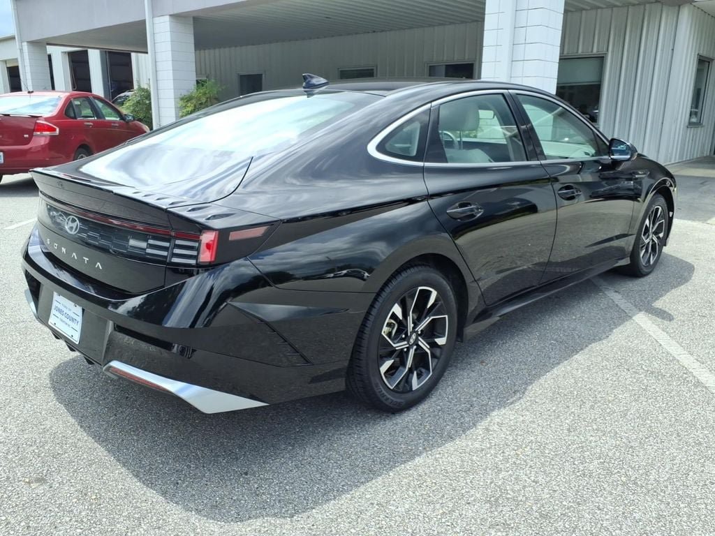 Used 2025 Hyundai Sonata SEL FWD image 2