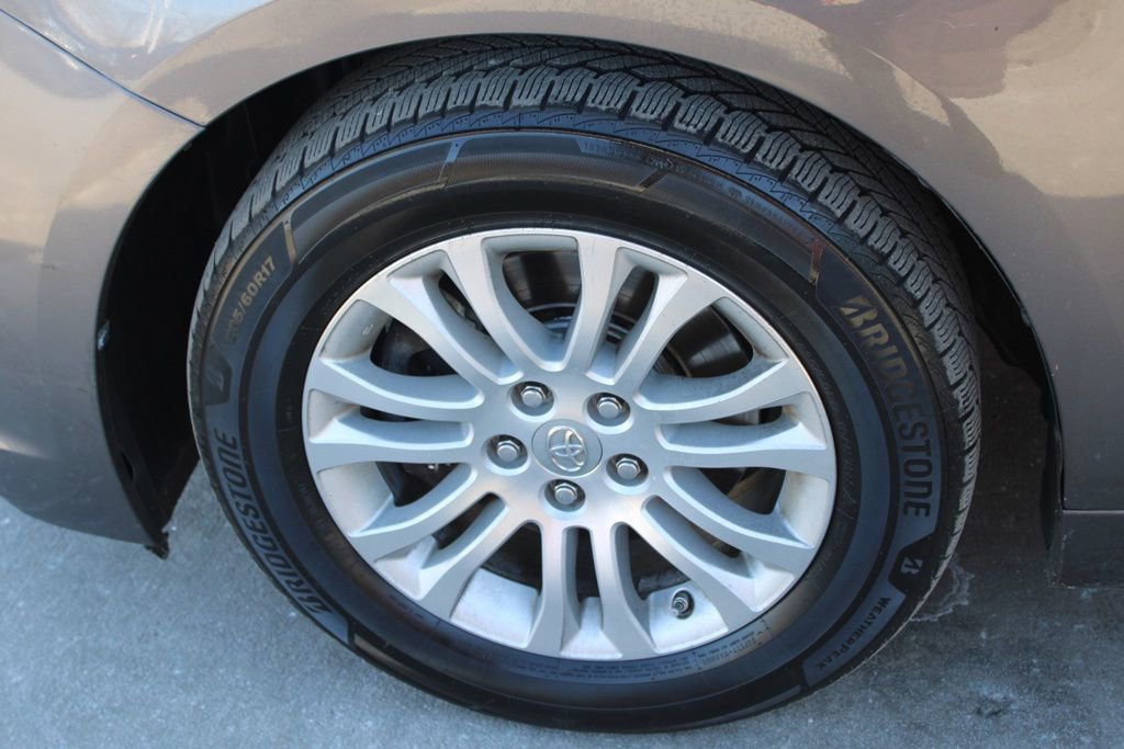 Used 2015 Toyota Sienna XLE image 12