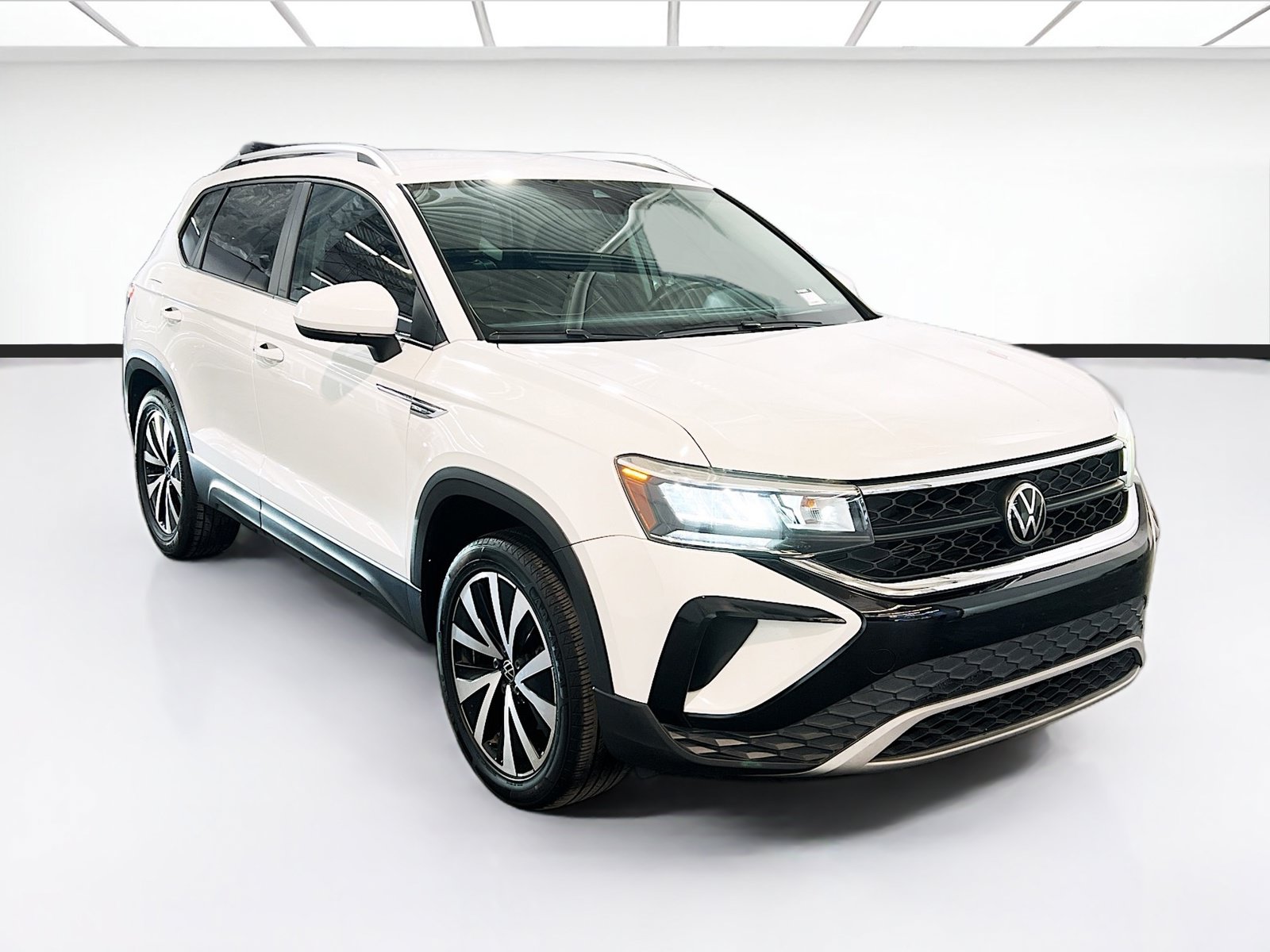 Used 2023 Volkswagen Taos SE FWD image 3