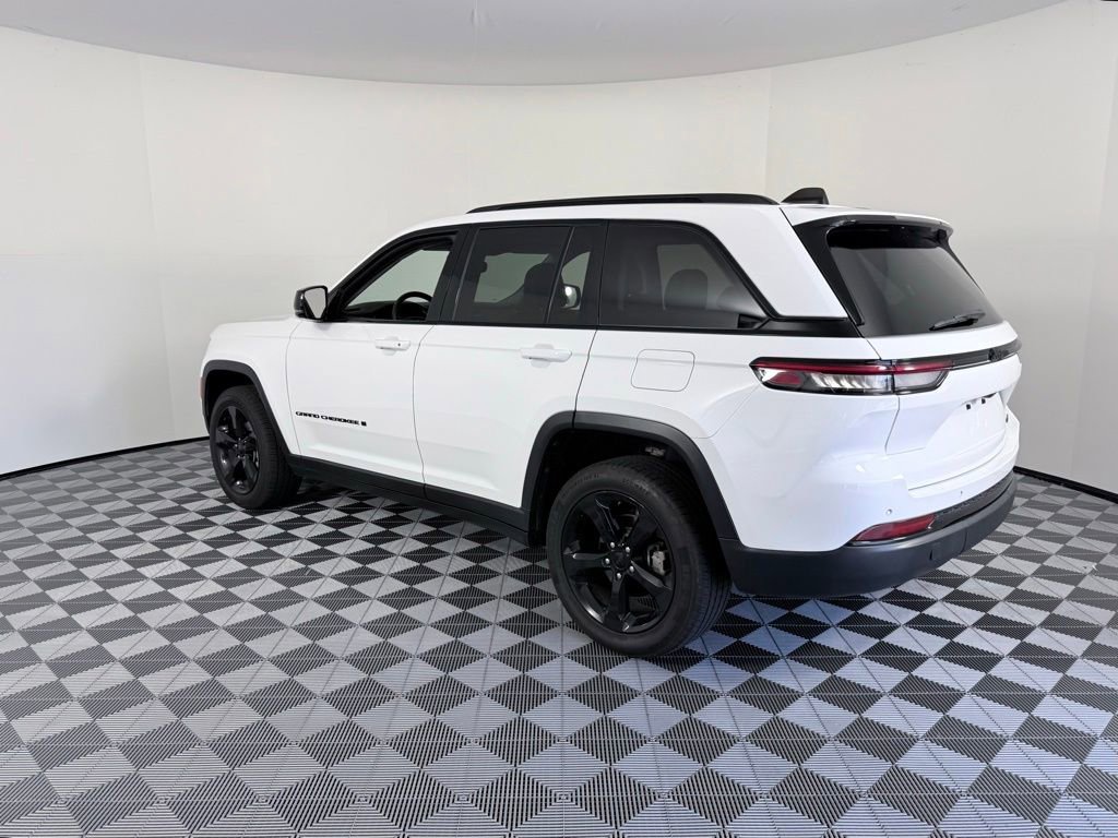 Used 2023 Jeep Grand Cherokee Limited w/ Black Appearance Package image 5