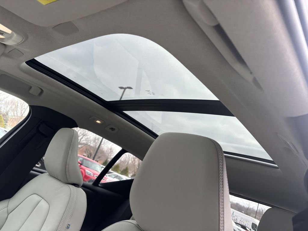 Used 2025 Volvo XC40 B5 Plus w/ Protection Package Premier image 25