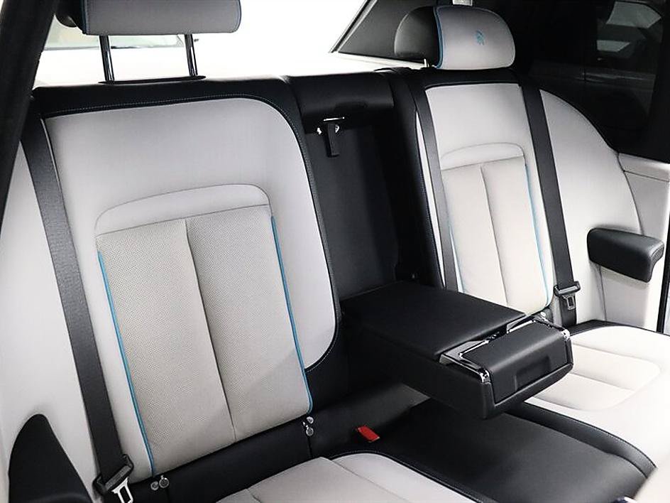 Used 2022 Rolls-Royce Cullinan w/ Cullinan Package AWD/4WD image 31