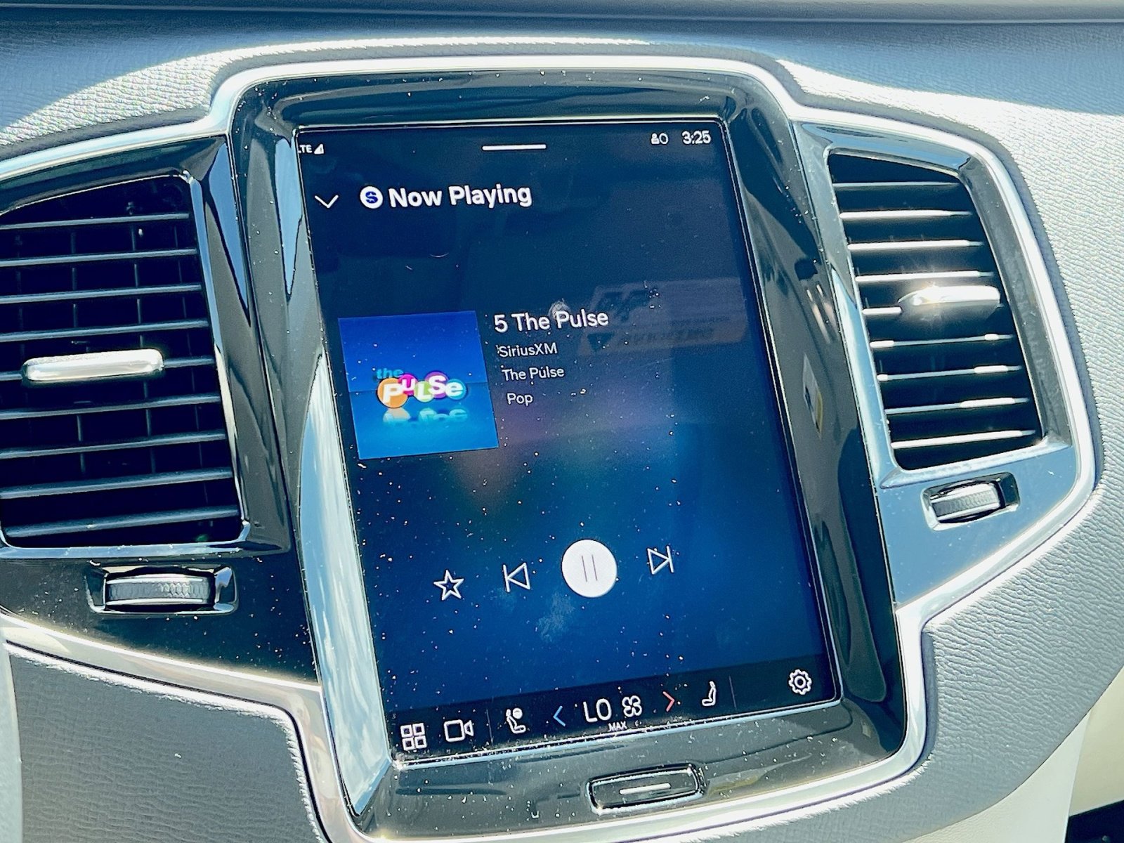 Certified 2025 Volvo XC90 T8 Plus w/ Protection Package Premier image 18