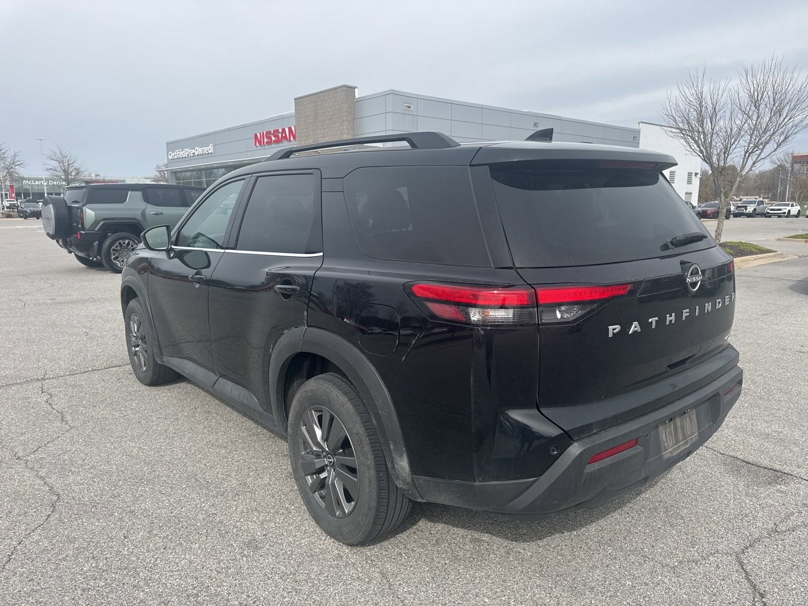 Used 2025 Nissan Pathfinder SV image 8