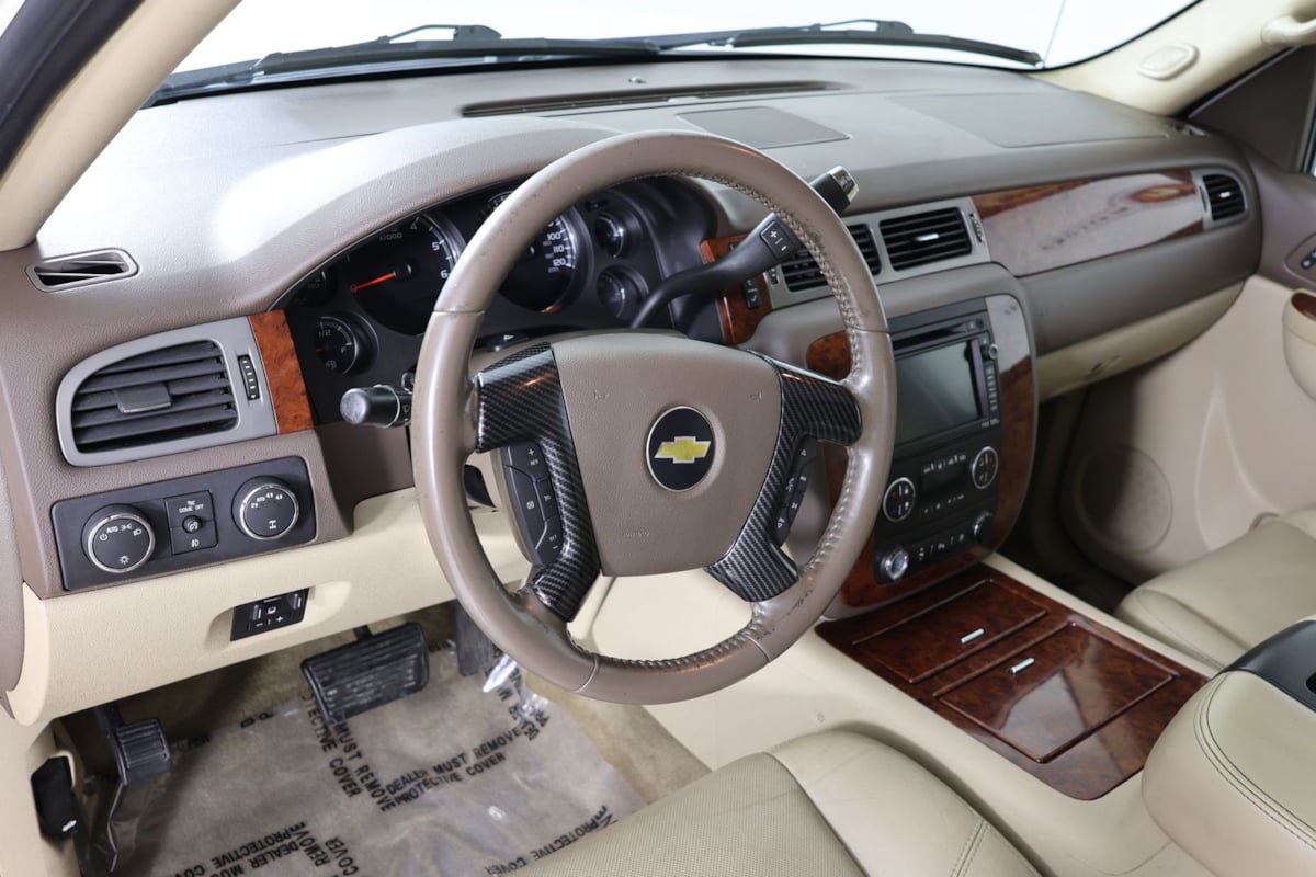 Used 2011 Chevrolet Avalanche LTZ AWD/4WD image 6
