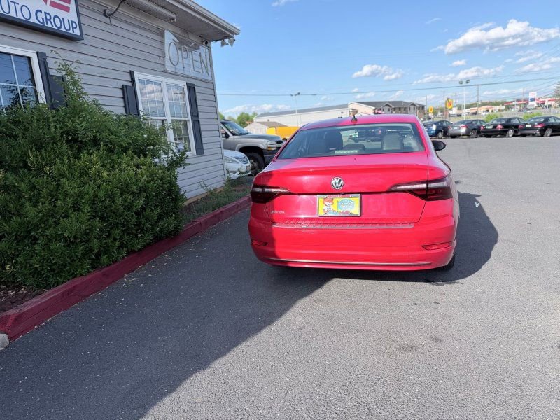 Used 2020 Volkswagen Jetta SE w/ SE Cold Weather Package FWD image 5