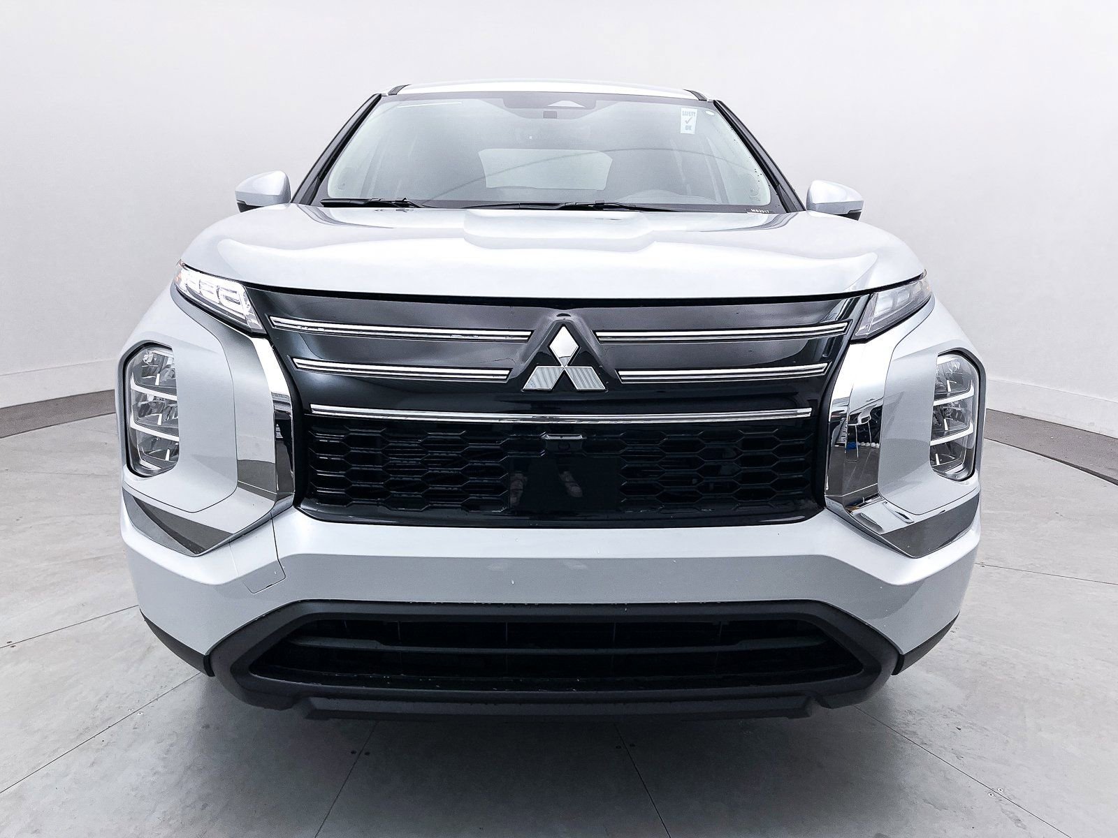 New 2025 Mitsubishi Outlander ES image 2