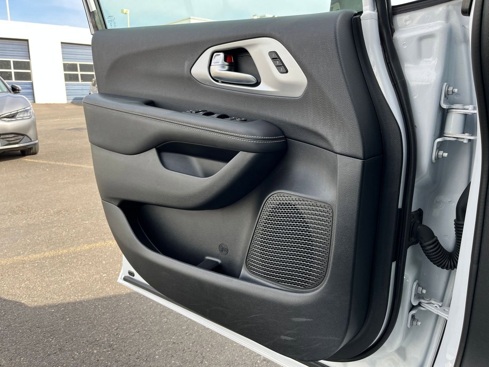 Used 2025 Chrysler Pacifica Limited image 18