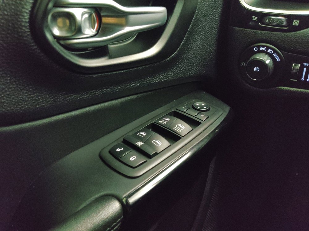 Used 2021 Jeep Cherokee Latitude Plus AWD/4WD image 25