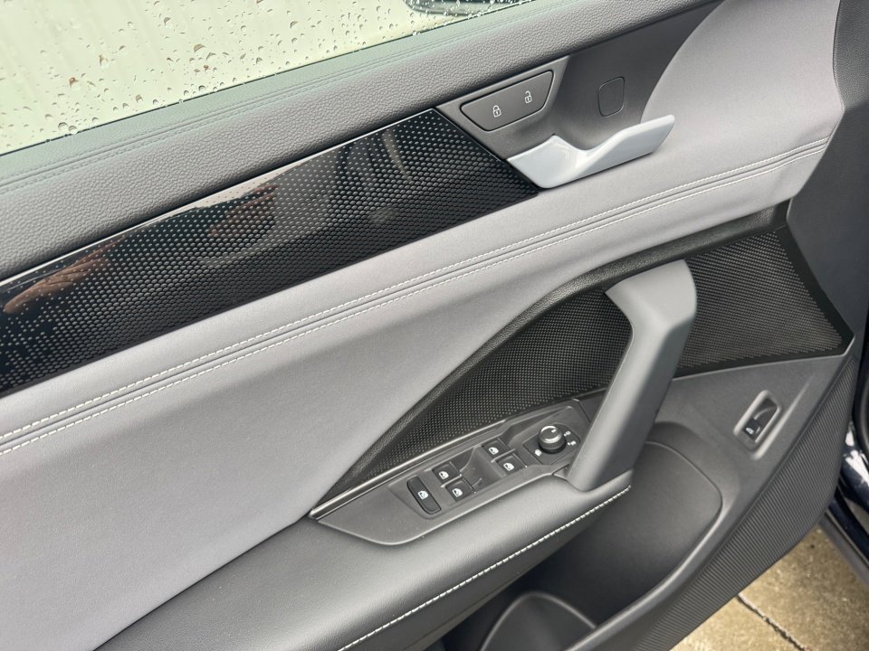 Used 2025 Volkswagen Tiguan SE image 34