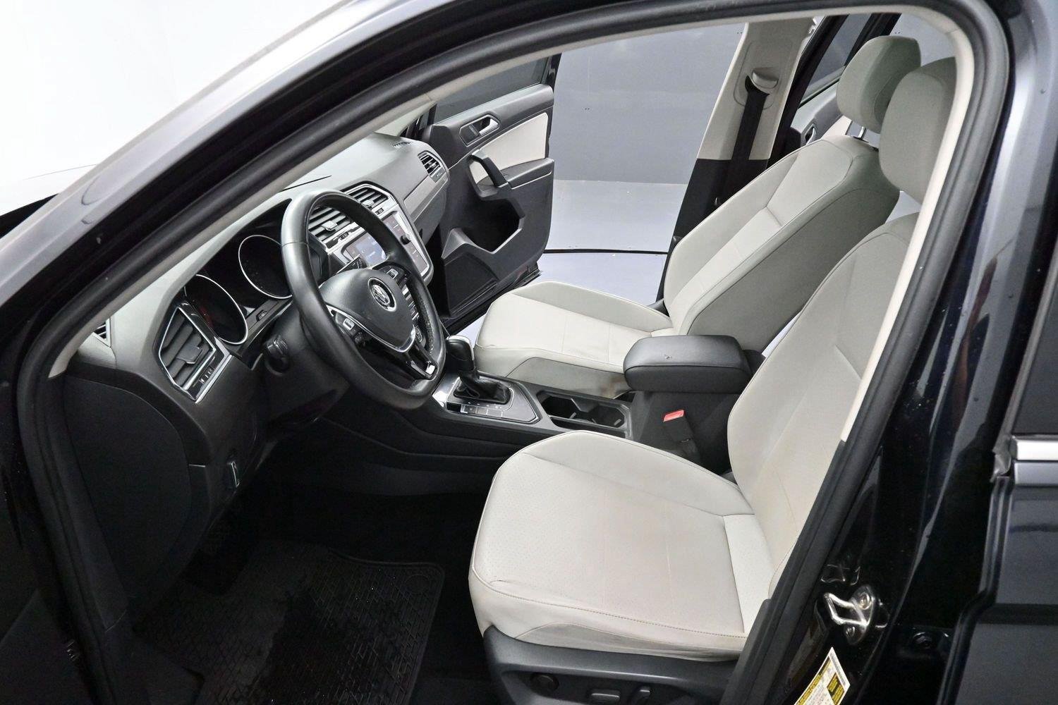 Used 2020 Volkswagen Tiguan SE w/ Panoramic Sunroof Package FWD image 12