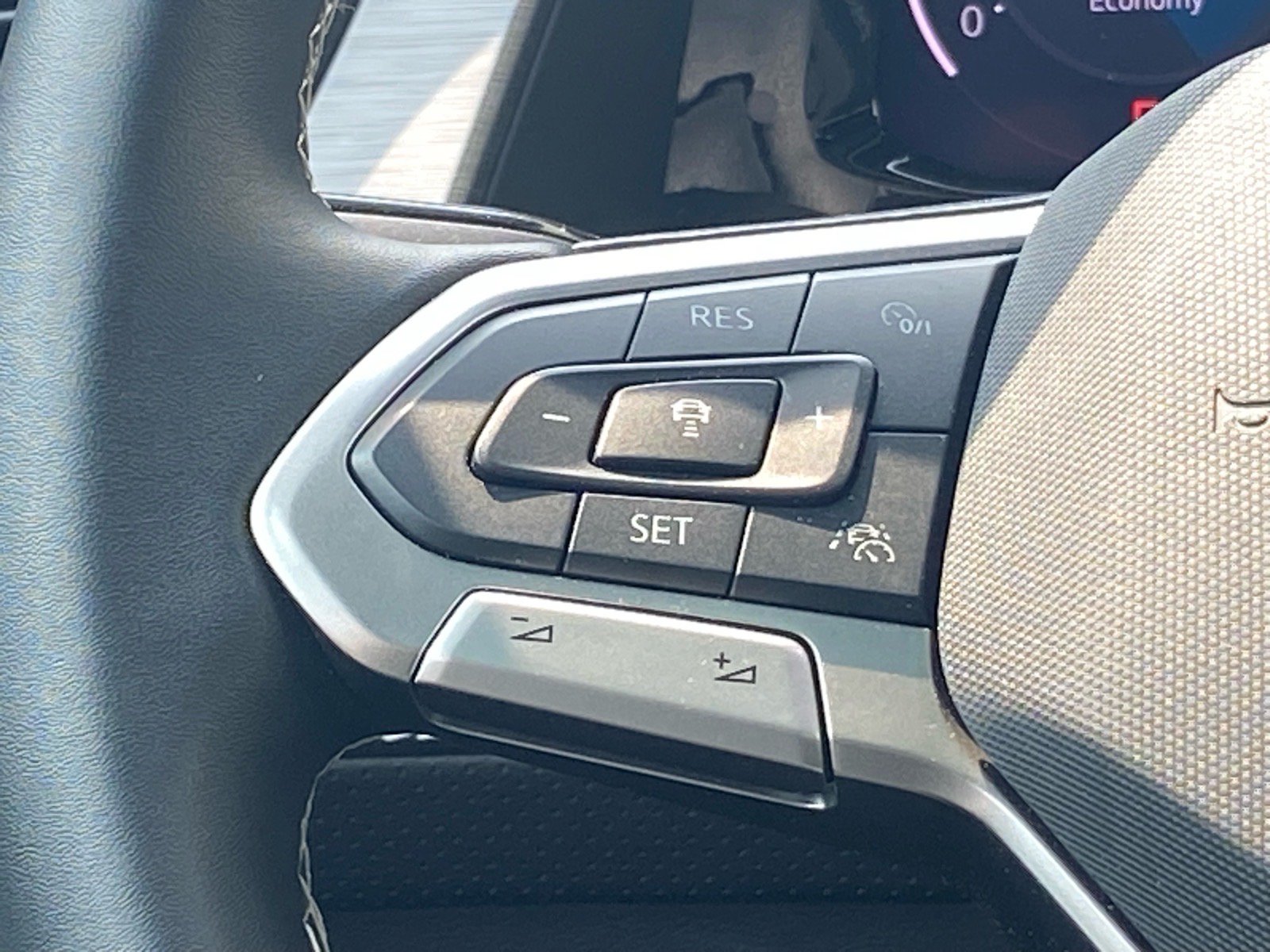 Certified 2025 Volkswagen Atlas Cross Sport SE w/ Panoramic Sunroof Package AWD/4WD image 6