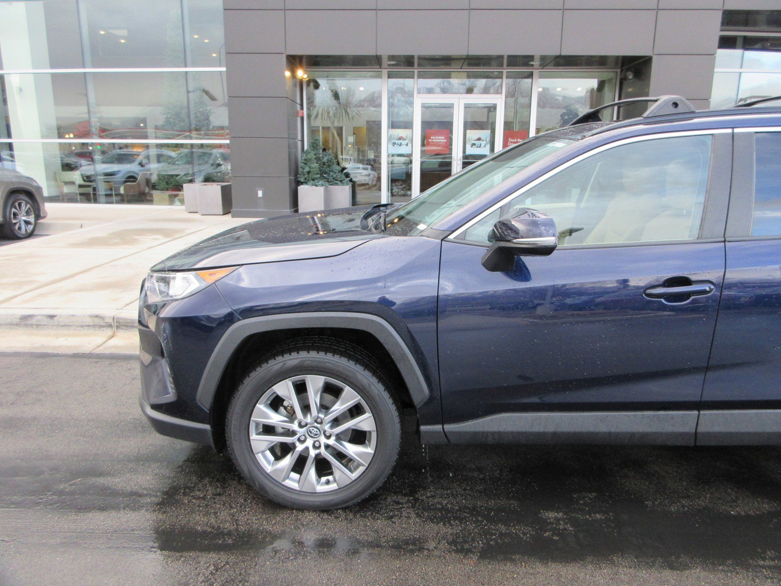 Used 2021 Toyota RAV4 XLE Premium image 2