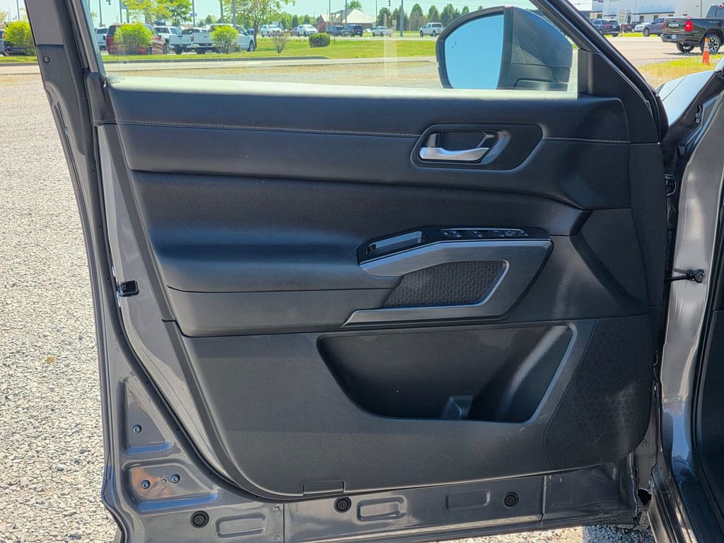 Used 2025 Nissan Pathfinder SL AWD/4WD image 13