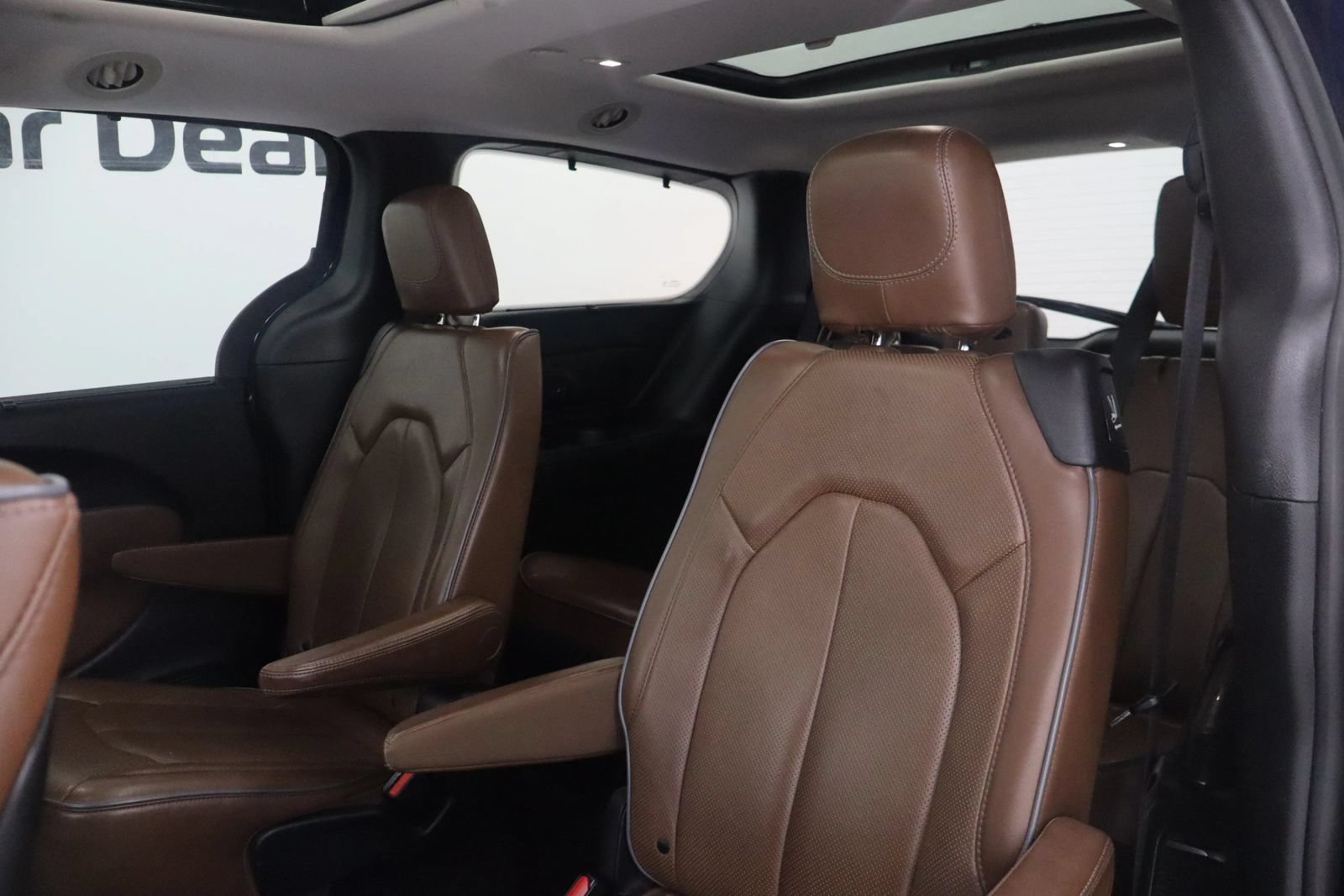 Used 2019 Chrysler Pacifica Limited w/ Tire & Wheel Group FWD image 16