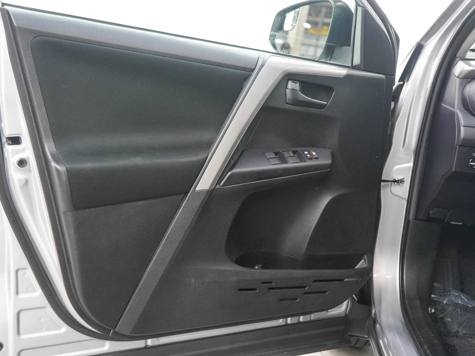 Used 2018 Toyota RAV4 LE w/ All Weather Liner Package AWD/4WD image 18