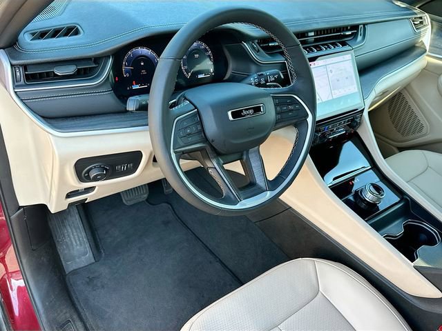 Used 2025 Jeep Grand Cherokee Limited w/ Luxury Tech Group II image 9