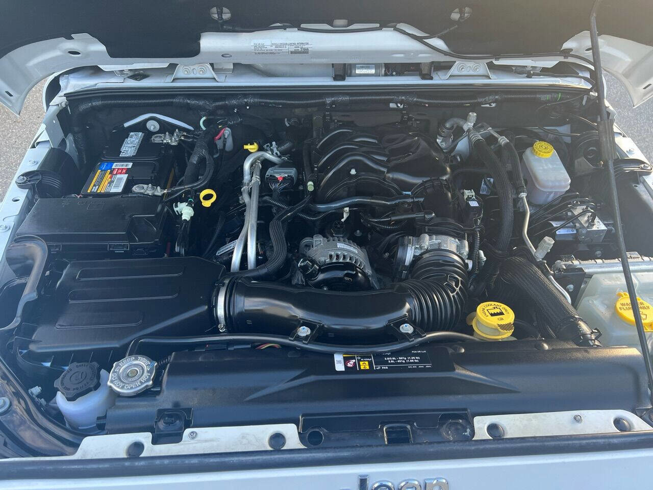Used 2018 Jeep Wrangler Sahara w/ Connectivity Group image 36