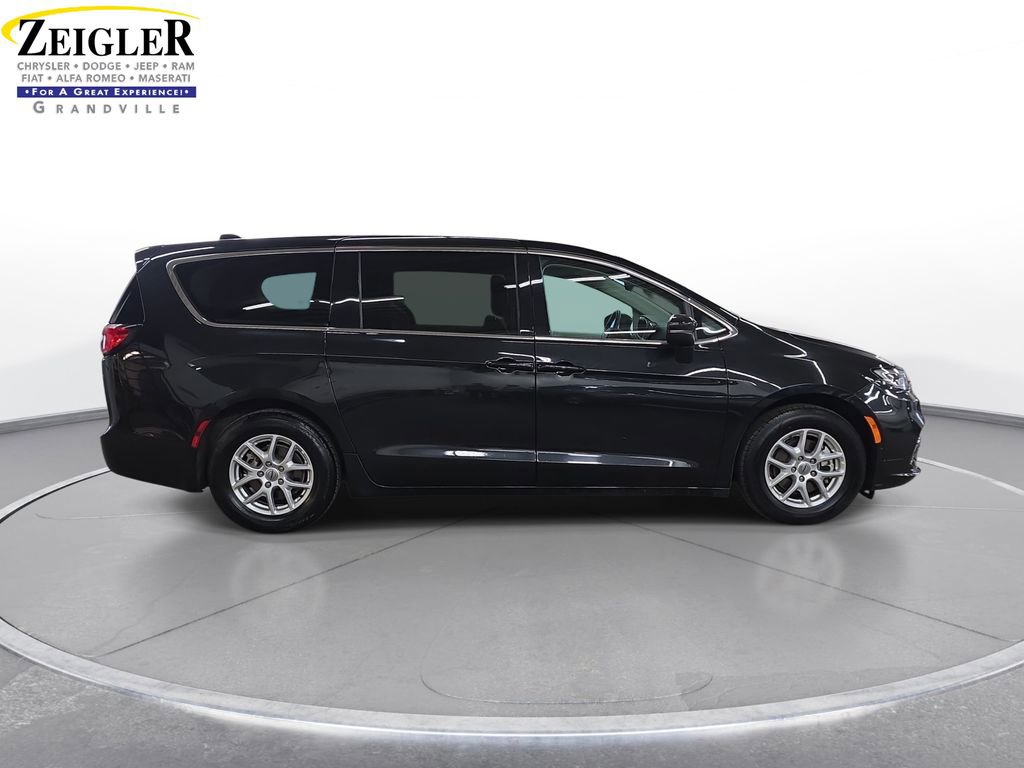 Certified 2023 Chrysler Pacifica Touring-L FWD image 4
