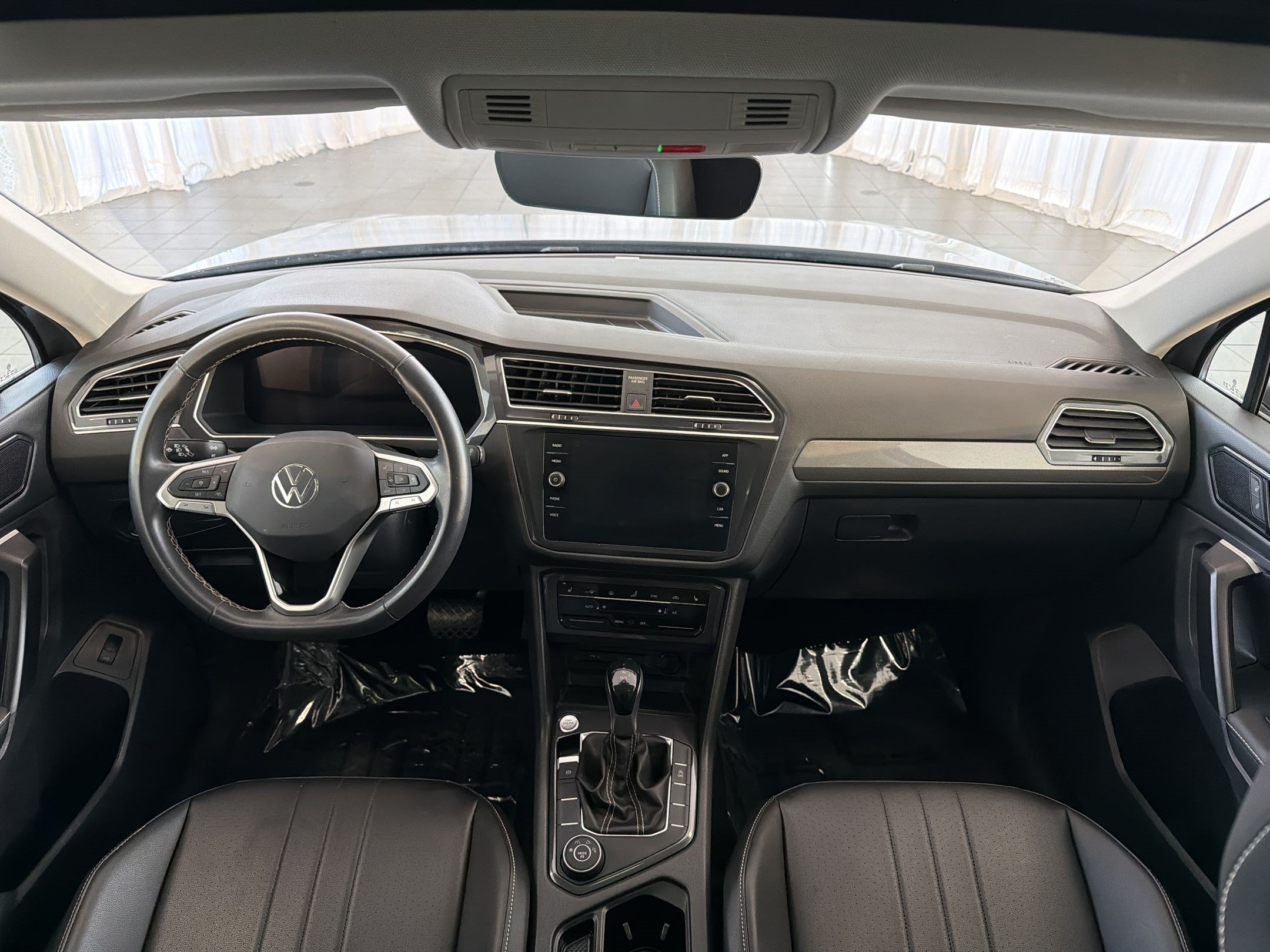 Certified 2024 Volkswagen Tiguan SE w/ Panoramic Sunroof Package AWD/4WD image 15