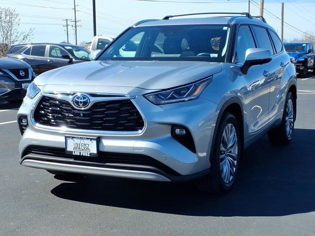 Used 2023 Toyota Highlander Platinum image 2