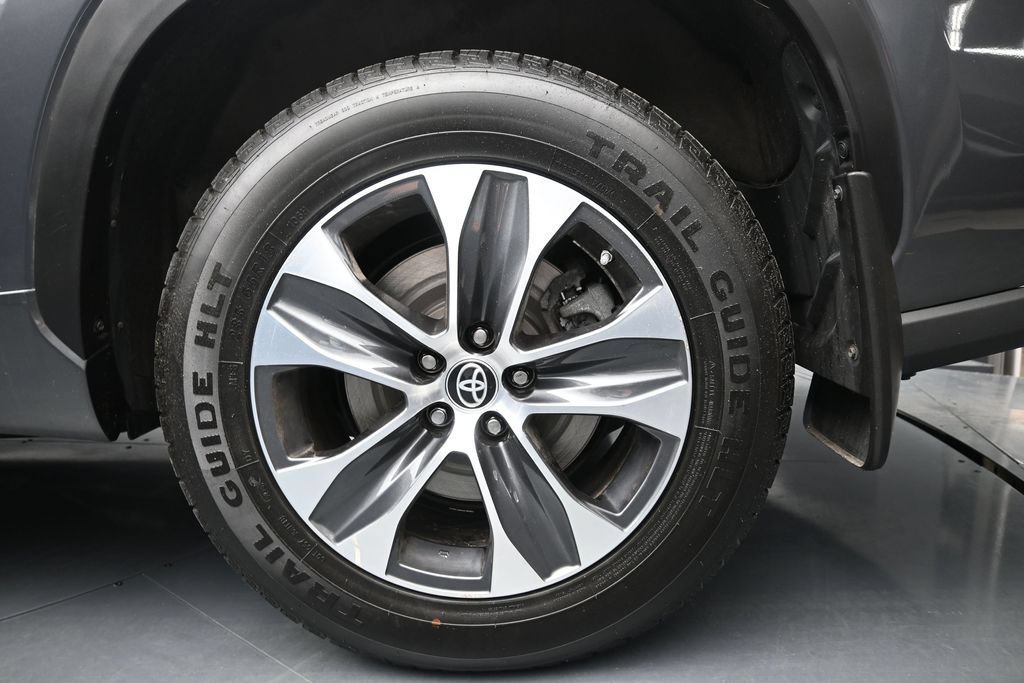 Used 2023 Toyota Highlander XLE AWD/4WD image 15