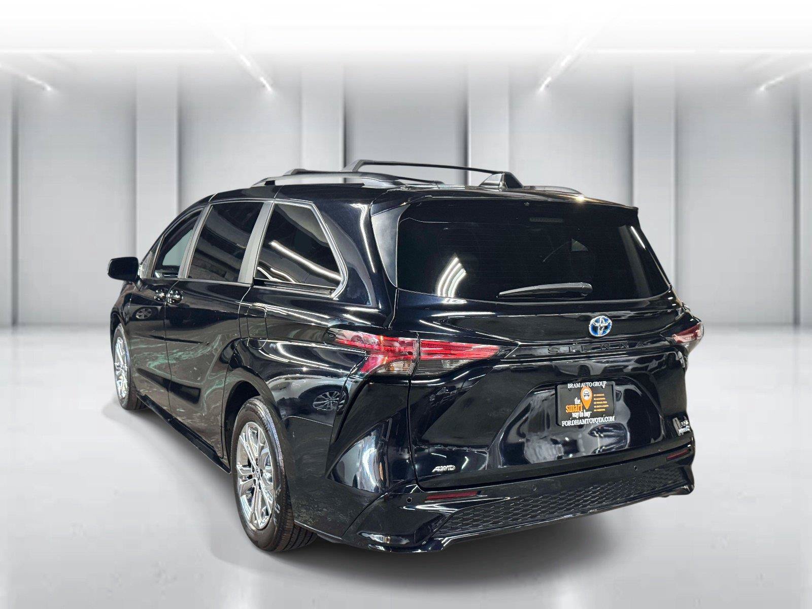 Used 2023 Toyota Sienna XSE AWD/4WD image 5