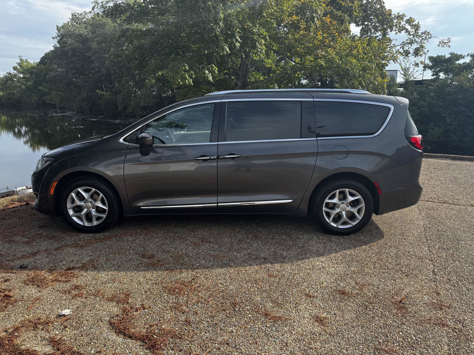 Used 2017 Chrysler Pacifica Touring-L Plus w/ Advanced Safetytec Group FWD image 10