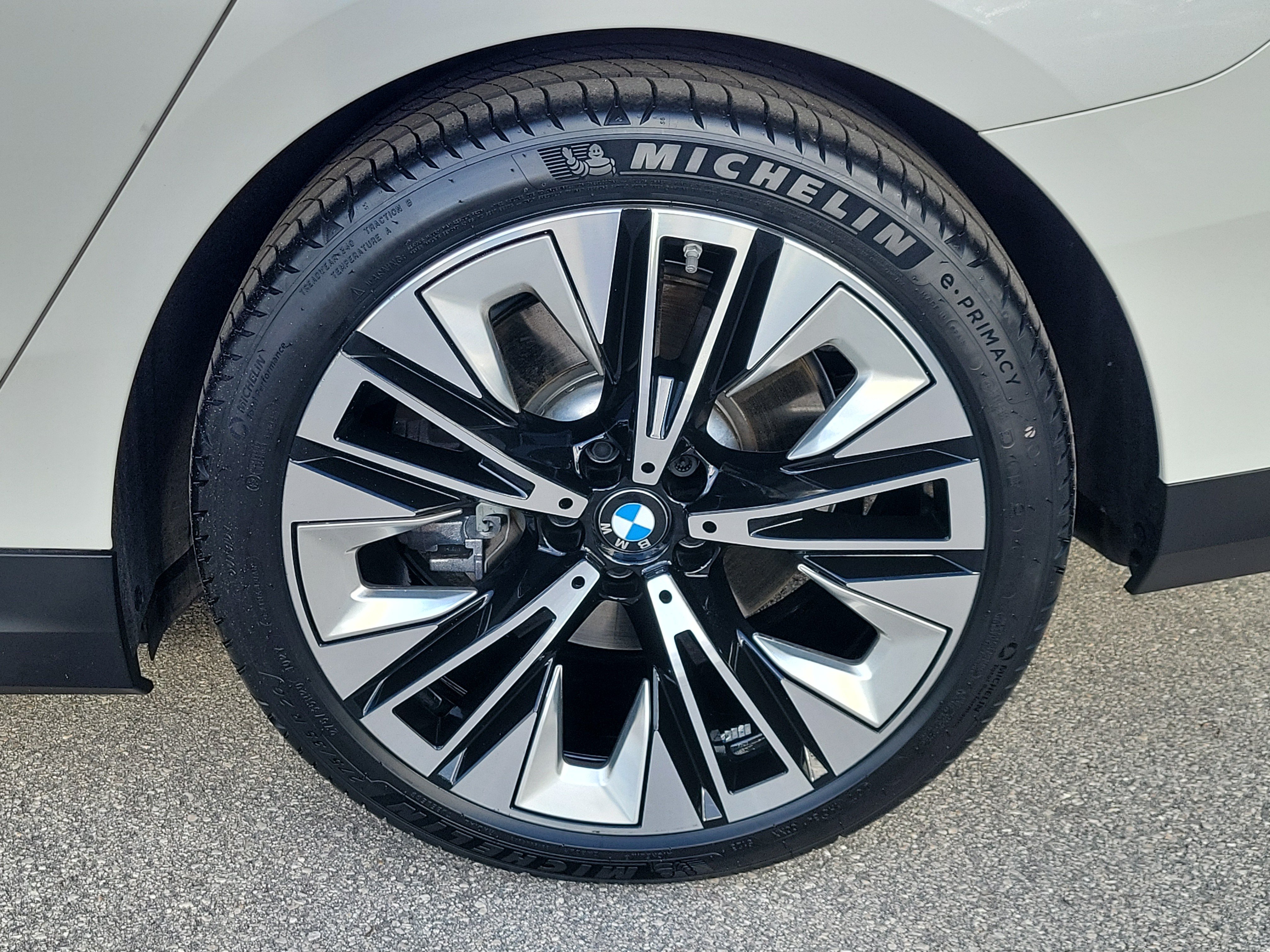 Used 2026 BMW i5 eDrive40 w/ Premium Package RWD image 7