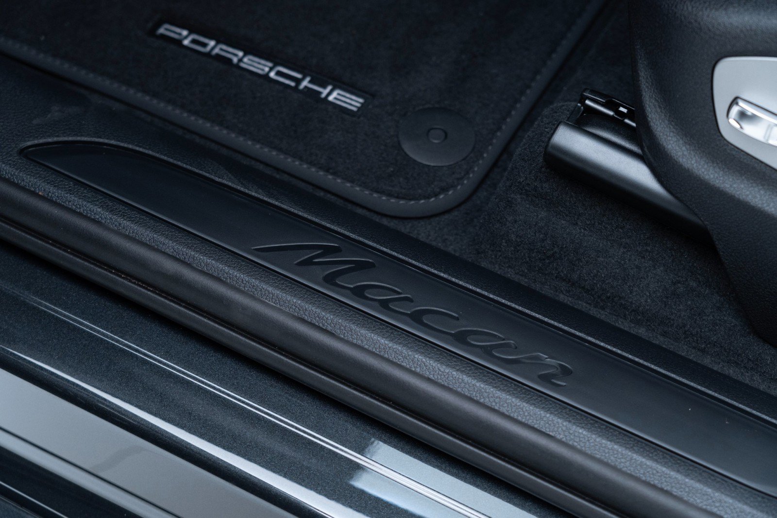 Certified 2025 Porsche Macan AWD/4WD image 15
