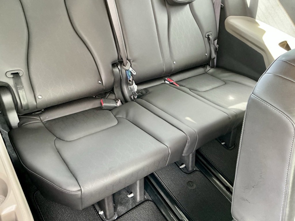 Used 2025 Kia Carnival EX image 28