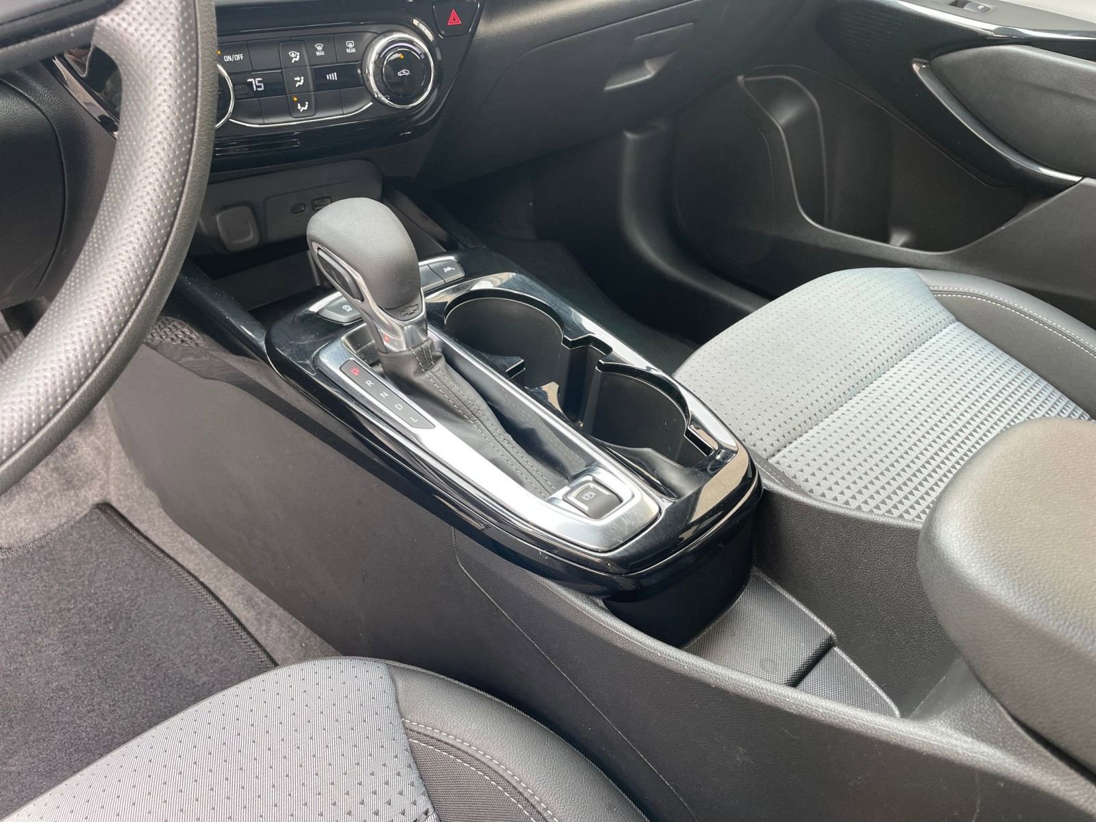 Used 2025 Chevrolet Trax LT image 40