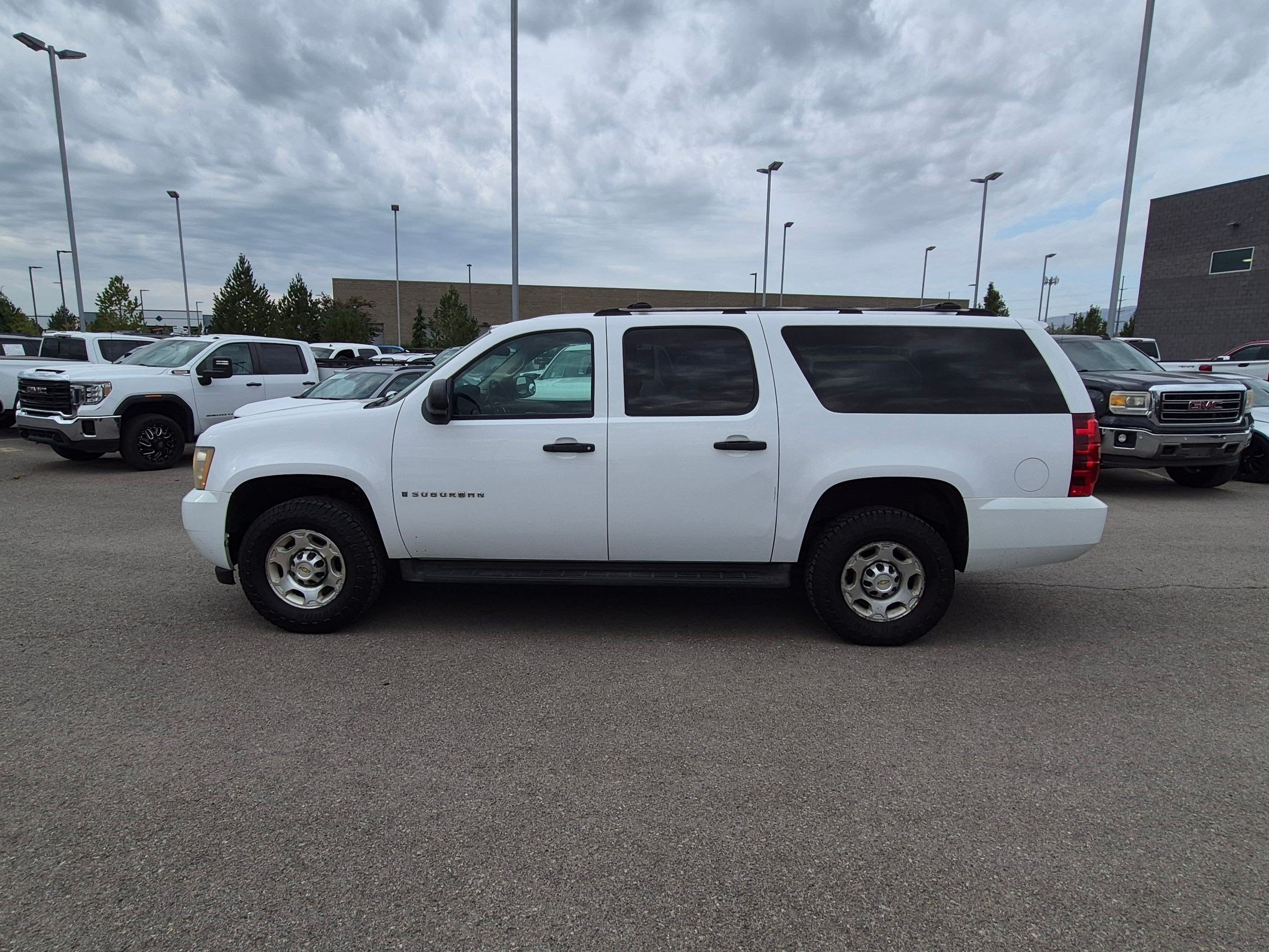 Used 2009 Chevrolet Suburban 2500 LS w/ Skid Plate Package AWD/4WD image 7