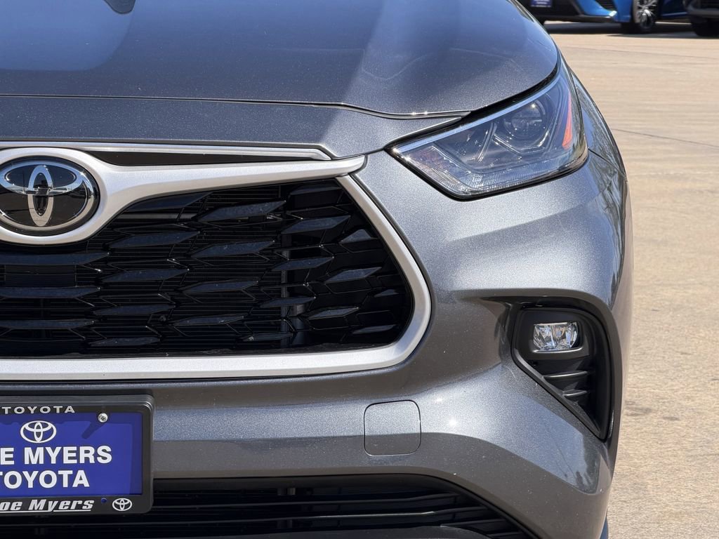 Used 2025 Toyota Highlander LE image 4
