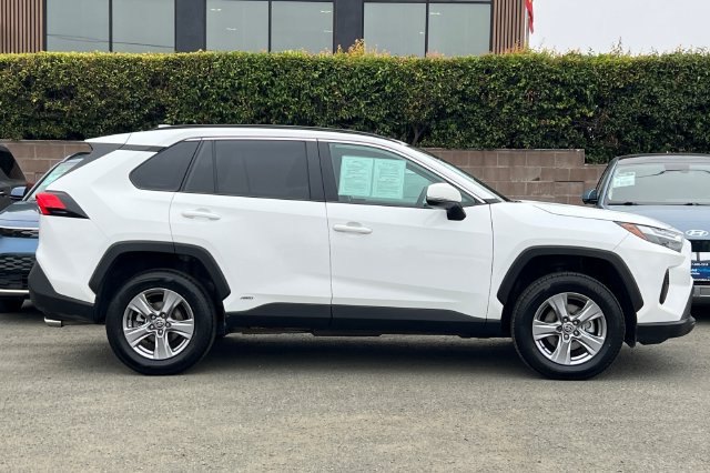 Used 2025 Toyota RAV4 XLE AWD/4WD image 3