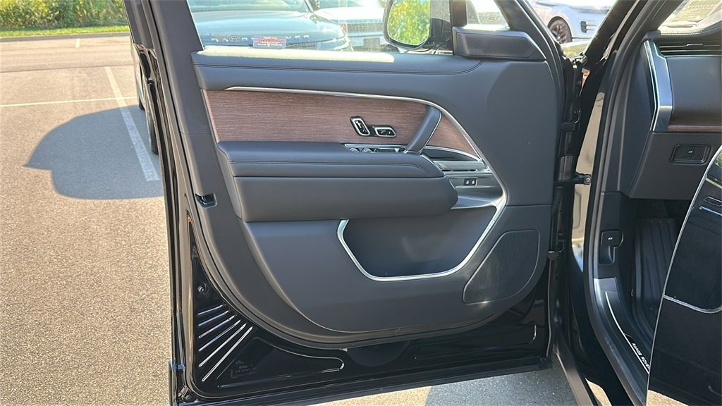 New 2025 Land Rover Range Rover SE image 9