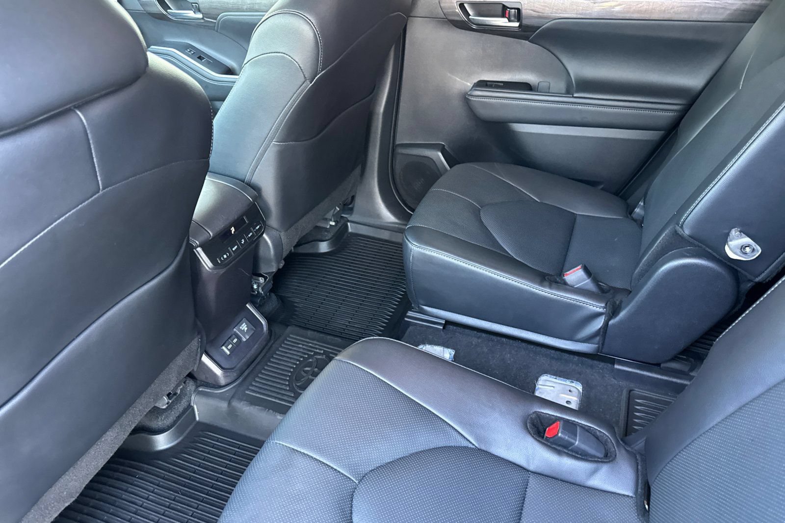 Used 2025 Toyota Highlander Limited AWD/4WD image 13