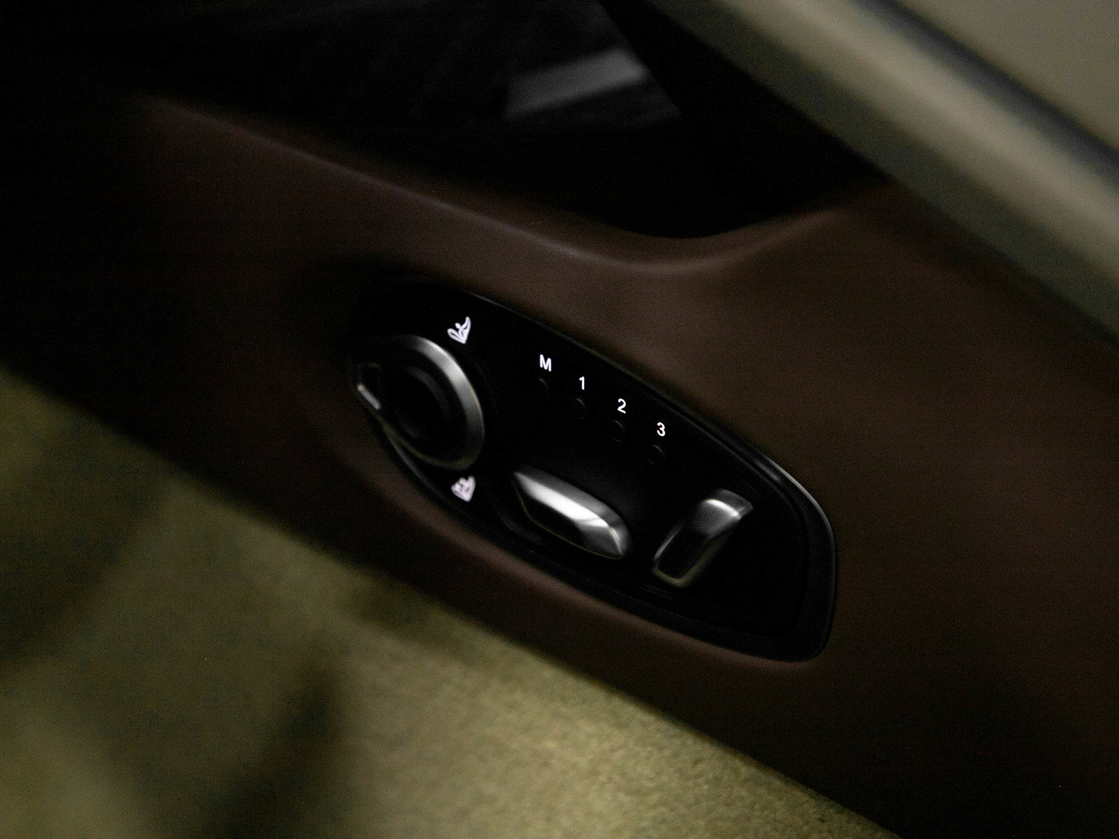 Used 2025 Aston Martin DB12 Coupe RWD image 21