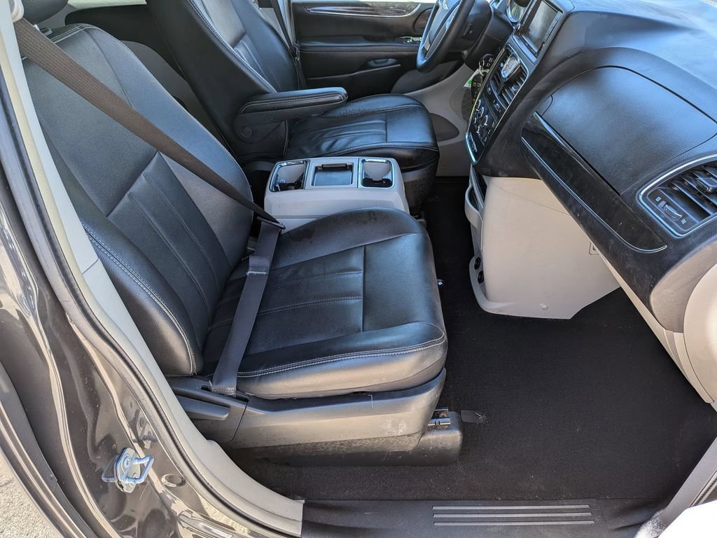 Used 2015 Chrysler Town & Country LX FWD image 31